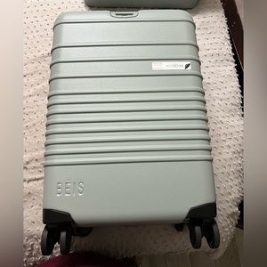 Limited Edition BÉIS Slate Carry On Roller brand new with Tags and the box.
